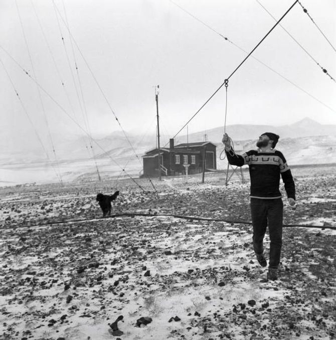 Vêrobservasjon på Jan Mayen blei etablert i 1921. Dette er frå 1961 då Loran-C stasjonen var nyetablert. Biletet viser meteorologfullmektig John Hansen, som då overvintra for andre året på rad.