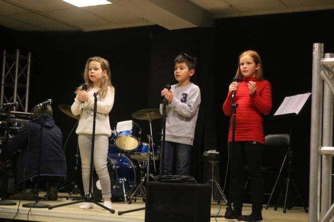ØVING: Måndag var det siste øving for dei yngste elevane før julekonserten på laurdag.