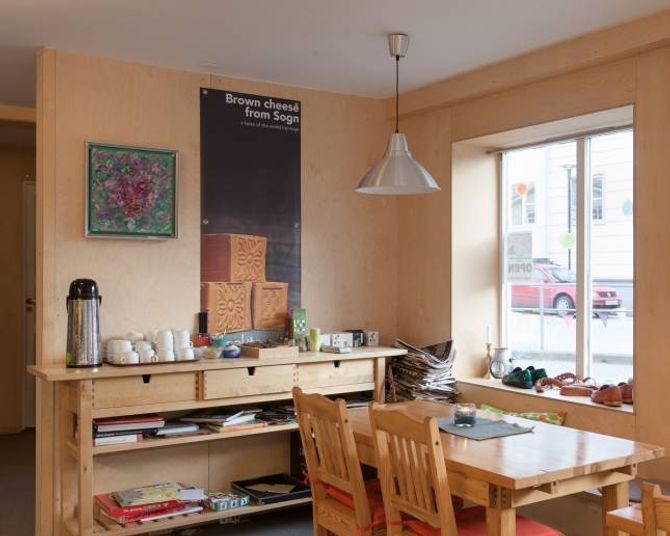 Brunost frå Sogn og sko frå Aurland, det meste er lokalt hjå Marianne.