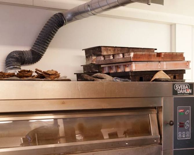 I bakaromnen vert det steikt alt frå knekkebrød og rundstykke til bollar og pizza.