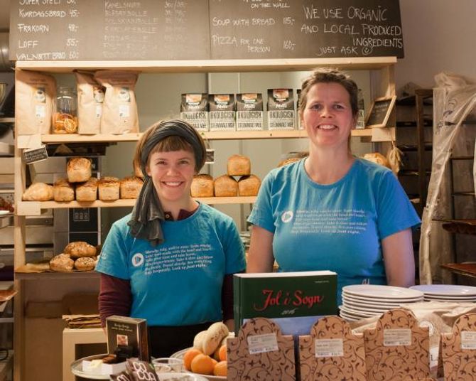 Marianne Holme og Sofia Maria Bang Elm møter gjestane med eit smil.