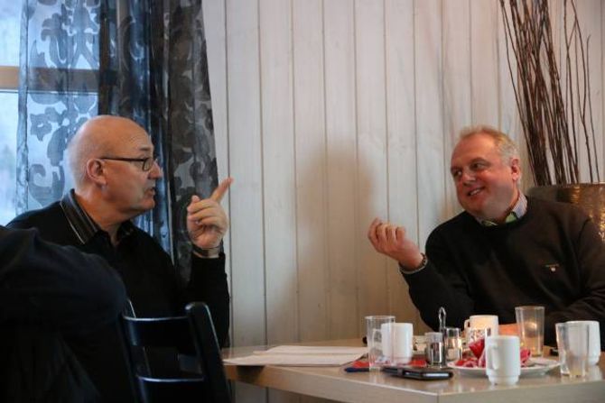 REAGERTE: Lars Petter Nesse, prosjektleiar i Simas, meinte formuleringa om kva veksten i næringslivet skal basera seg på var for snever. Her i diskusjon med ordførar Jan Geir Solheim.