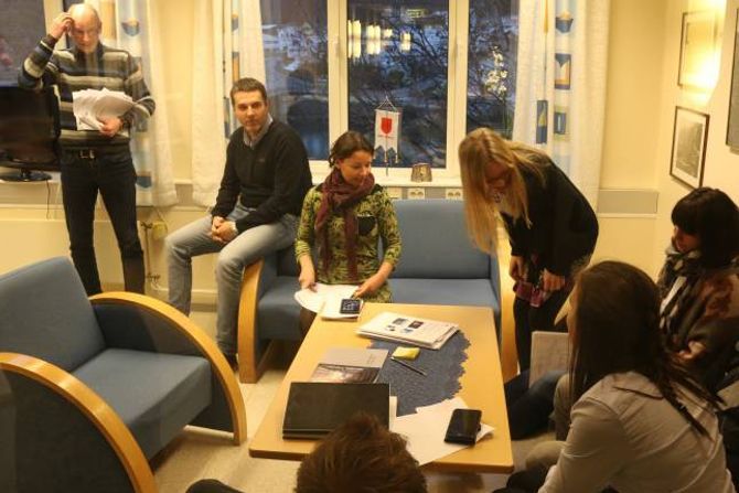 SAMARBEID: Då budsjettet for neste år skulle vedtakast i Årdal, var det ein koalison av Høgre, Venstre, Miljøpartiet og Senterpartiet som vann fram med sine framlegg. Med 11 mot 10 representantar skreiv dei såleis historie i årdalspolitikken. Her frå eit gruppemøte undervegs i dagens møte.