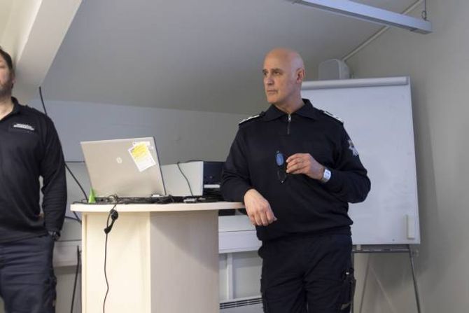 UVENTA: Olaf Mørch, varabrannsjef, seier det var heilt uventa med så mange oppmøtte til rekrutteringsdagen.