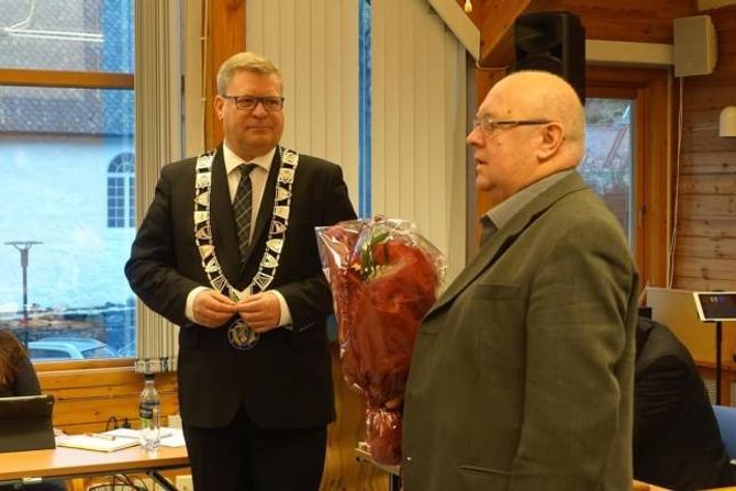 JUBILEUM: Torsdag var dåverande ordførar Osvald Turlid invitert til kommunestyret i Aurland der dei markerte jubileumet. Her saman med ordførar Noralv Distad.