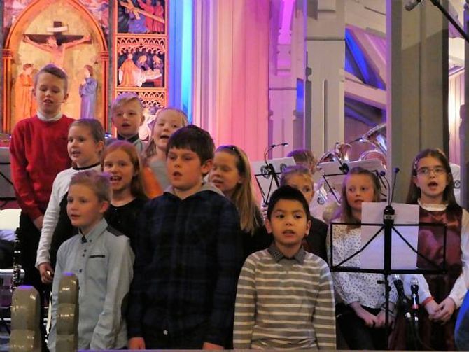 KLASSEKOR: Klassekoret gav konserten ein ny vri.