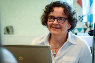 ROSAR DEI TILSETTE: Karin Vikane i Indre Sogn Sparebank skryt av givargleda til dei tilsette.
