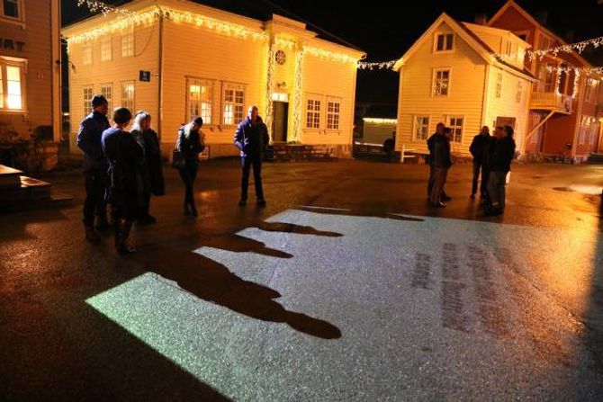 LYS: Korleis kreativ bruk av lys kan gjera eit sentrum meir livleg illustrer denne installasjonen under Vinterutstillinga på gamle Lærdalsøyri.