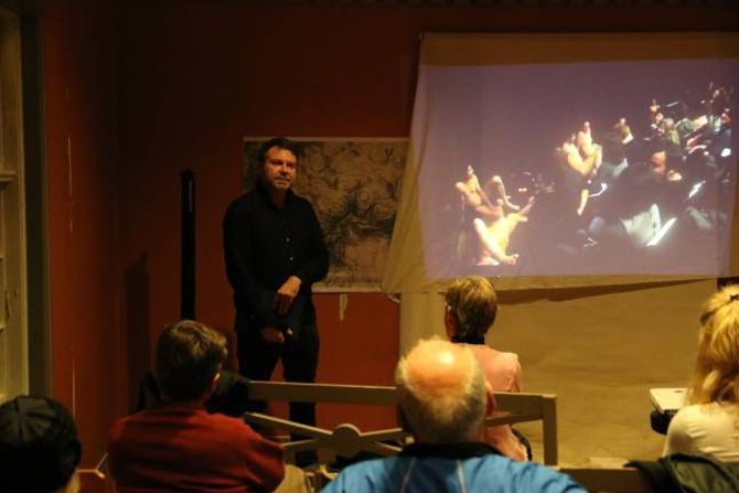 SPENSTIG: Kurator Kjell-Erik Ruud synte ein video av det særs spenstige stuntet under Kunstnerforeningen sitt årsmøte på Voss. Han meinte like spenstige kunstneriske påfunn bør vera mogleg å få til i Lærdal.