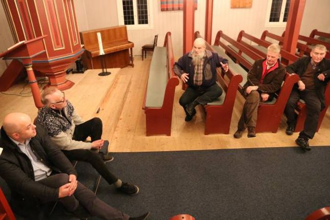 SISTE KAPITTEL: Eventyret om preikestolen i Tønjum kyrkje har fått sitt siste kapittel - truleg. Hans O. Tønjum (t.h.) og Halvard Eri kunne saman med dei to andre i «firarbanden» konstatera at sonerådsleiar Mo hadde fått stolen attende i sitt rette element denne veka.