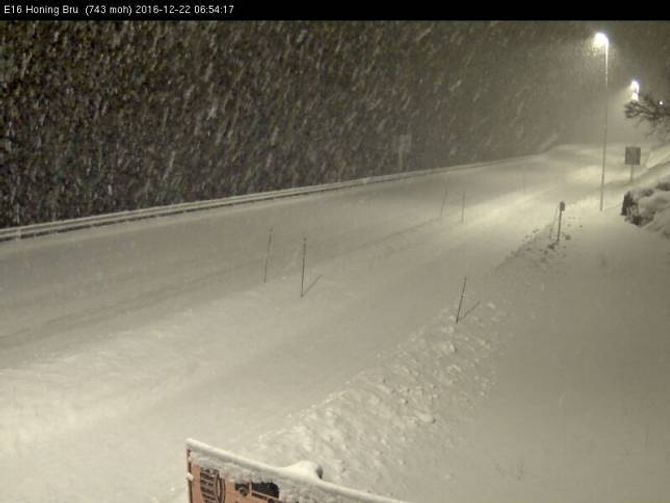 SNØBYGER: Det snør ein del i fjellet, noko som fører til redusert sikt. Slik ser det ut ved Honing bru på E16.