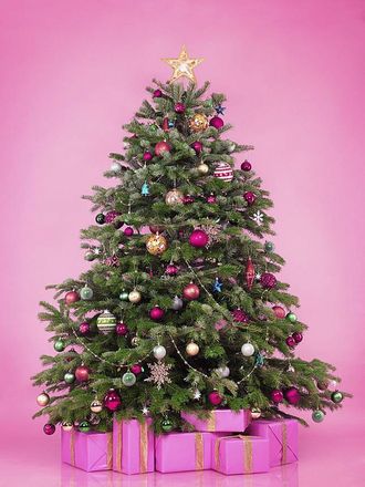 ROSA JUL: Kastar du deg på trenden og pyntar treet i rosa og blått, eller held du deg til den tradisjonelle juletrepynten?