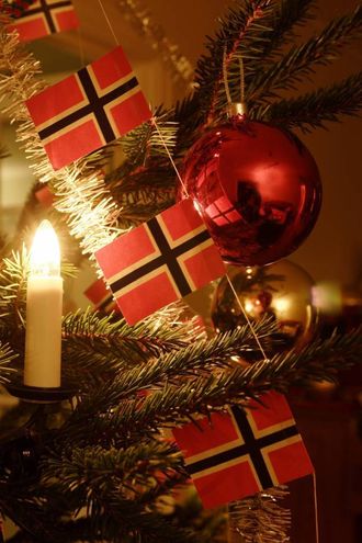 RAUDGRØN JUL: Mange held framleis fast på den tradisjonelle julepynten med raude kuler og norske flagg.