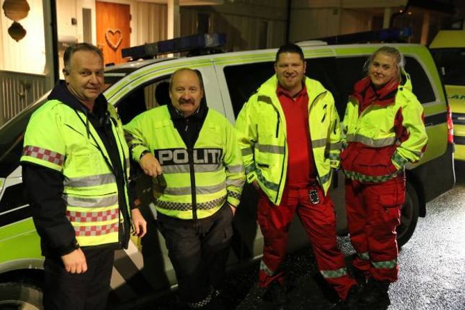 GIR RESULTAT: Bjørn Indrebø i Årdal tenk tryggleik (f.v.), lensmann Magne Knudsen, ambulansearbeidar Trond Sætre og ambulansevikar Yvonn Lingjerde kan konstatera at folk generelt er flinke til å parkera på ein måte som ikkje hindrar bilane deira i å koma fram og trur slike rundar for å førebyggja dette er noko av grunnen.