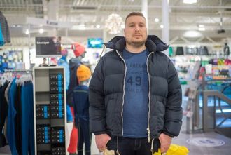 KLOK AV SKADE: Allan Hovland frå Kaupanger veit kva det vil seie å handle alt i siste liten. Men med åra har han lært seg å planlegge julehandelen.