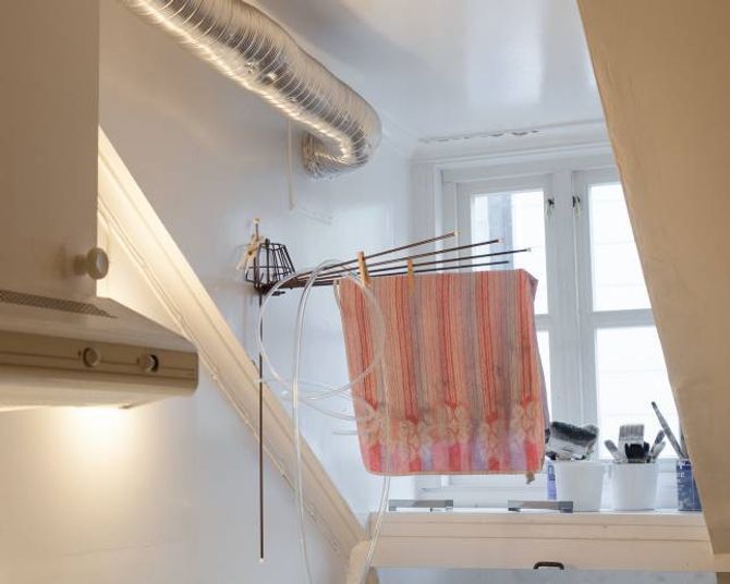 Det er mykje arbeid å farga store silkestykke. Fargekjøkkenet er ein viktig del av prosessen til Janne.
