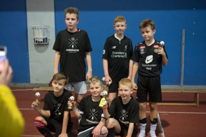 BERRE NESTEN: Sølv var meir enn dei hadde håpa på på førehand, likevel måtte spelerane på Dalavegen City tvinge fram smilet etter finaletapet i grendacupen.
