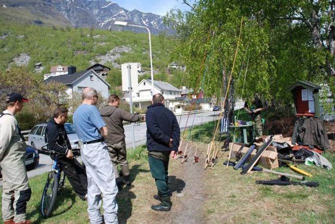 KURS: Det er vanleg at foreninga arrangerer kurs både innanfor jakt og fiske kvart år. Då kjem det ekspertar for å demonstrere utstyr eller teknikk som medlemmane kan lære av.