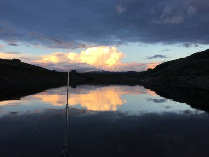 STORSLÅTT NATUR: Det er få ting som kan matche ein vindstille kveld i 17 varmegrader ved eit fjellvatn. Det oppdaga tilflyttarar til Årdal ganske raskt på 40-talet.
