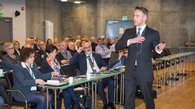 STORE SUMMAR: Det er sjeldan det står milliardbeløp på powerpointpresentasjonar i Sogn. Men det blir det fort når nestleiaren i oljefondet, Trond Grande, held innlegg. Sju tusen åtte hundre milliardar, for å vere nøyaktig.