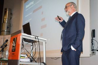 BOTNEN ER NÅDD: Norges Bank forventar moderat vekst i norsk økonomi, sjølv om nedgangen i oljenæringa enno ikkje er heilt over. – Vi trur vi er over det verste, sa visesentralbanksjefen til tilhøyrarane i Sogndal.