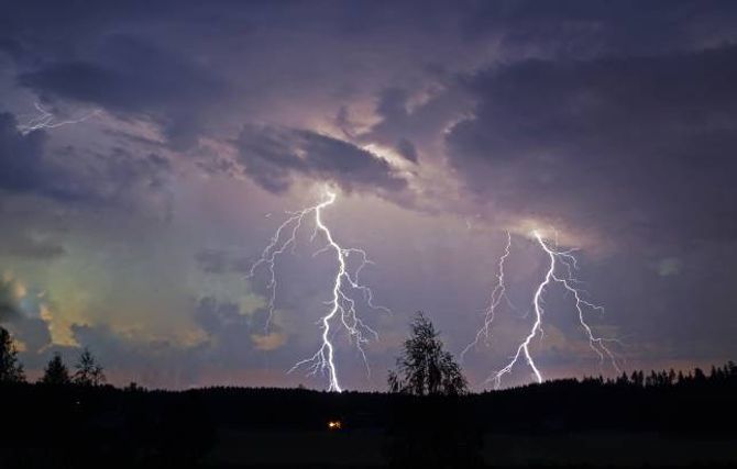 JUBELBRØL: – Eg har tatt tusenvis av bilete over fleire år for å få eit bilete som fangar eit lynnedslag før eg endeleg fekk tatt dette klokka 03.30 i ferien i Finland. Det vart eit jubelbrøl i dei finste skogane, seier Skjerping.
