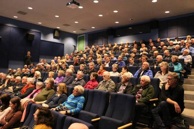 FULLT: Rundt 150 personar høyrde på.