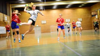 SVEVAR HØGT: Sogndal tok førsteplassen etter kveldens siger mot Bjørn, men enno ventar eit siste hinder før opprykket er sikra.