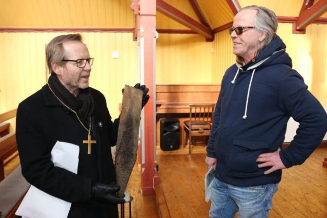 MINNE: Biskop Halvor Nordhaug fekk eit originalt takspon frå Borgund stavkyrkje som minne under visitasen av driftssjef ved stavkyrkja, Håkon Li.