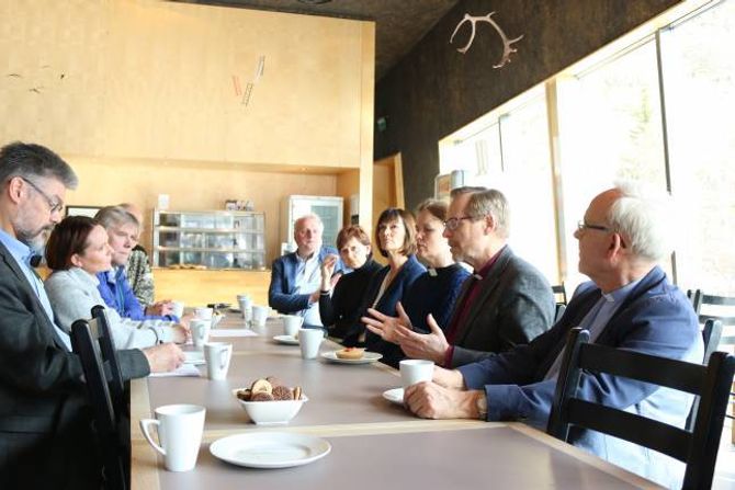 DISKUTERTE: Skulegudstenester vart eit tema då biskop Nordhaug møtte tilsette ved skulane i Lærdal. Lærar Linda Uglenes Maristuen og rektor Torfinn Grøttebø nr. 2 og 3 frå venstre.