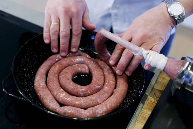 RETT I PANNA: Her kjem pølsene direkte frå pølsehornet på kjøkkenmaskina. Men dei kan gjerne sette seg i kjøleskap over natta.