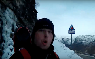 NEDE: Espen Stensvoll etter den spektakulære snøbretturen. Skjermdump frå videoen