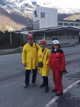 LÆRINGSKURVE: Malkenes og Opheim besøkte teknologisenteret for å lære meir om norsk industri. Læringskurva er bratt, men noko partiet må ta, seier dei.