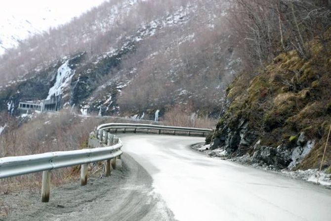 SMALT: Dette partiet på fylkesveg 53 er både smalt og rasutsett. Ein 1780 meter lang tunnel kan vera løysinga, men problemet er stigninga på 7,5 prosent. No er den stigninga godkjent.