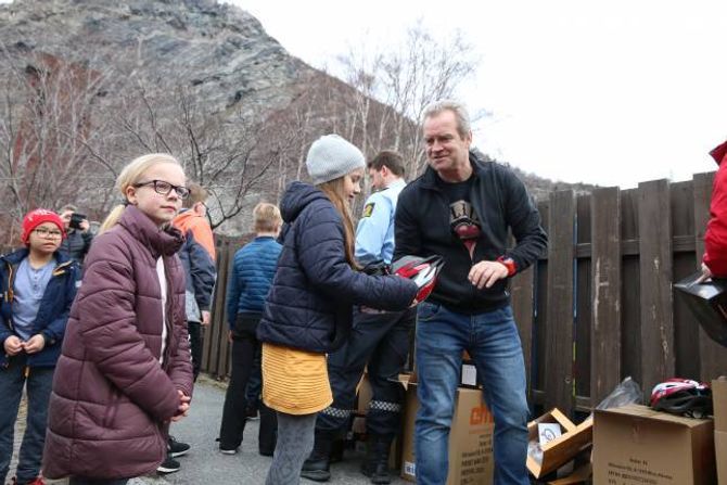 FEKK HJELM: 4. klassingane fekk utdelt hjelm av Årdal Tenk Tryggleik. I tillegg fekk dei lysutstyr til å ha på sykkelen frå FAU.