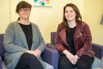 GLAD DUO: Ingunn Breili og Kristin M. Kastet i Sogn barnevern er glade for at dei har fått på plass eit skikkeleg barnesamtalerom.