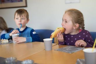PØLSEFEST: Før opninga av barnesamtalerommet var det duka for pølsefest i kantina på helsehuset, noko Emil Olstad Nundal og Emma Veum sette pris på.