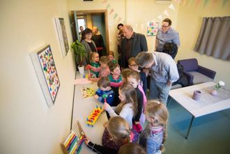 KREATIVT: Furuli barnehage har bidratt med tre kunstverk som no heng i det nye samtalerommet til Sogn barnevern.