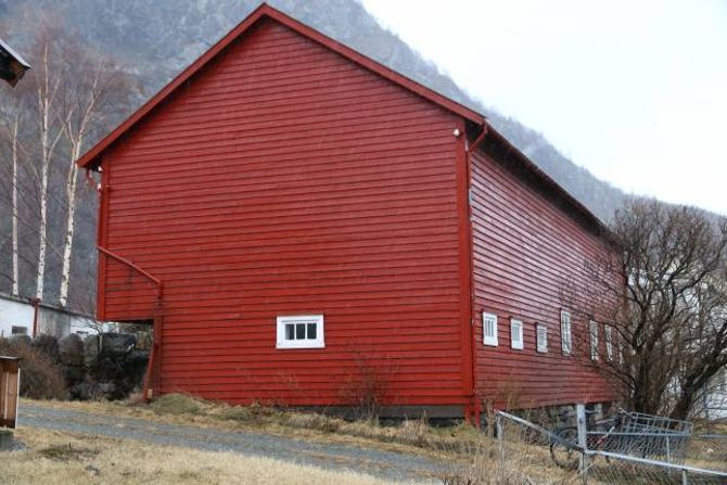 VIL RIVE: Utbyggar ønskjer å rive denne fjøsen frå 1886, men kulturavdelinga i fylkeskommunen rår imot.