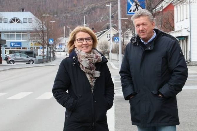 BUSTADPLANAR: Greta Steinheim i Årdal Boligbyggelag og Ole Vidar Øren i Legal Eigedom har spennande planar for Storevegen 28 i sentrum av Øvre Årdal.