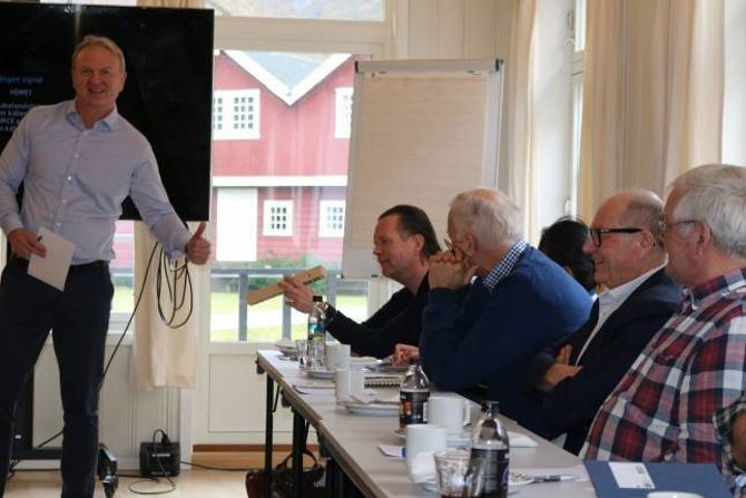 UTFORDRING: Westad var kjapp med å gi stafettpinnen til banksjef Atle Stalheim då han langt på veg tok utfordringa frå Sturle Ryum.