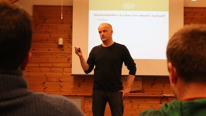 POTENSIALE: Harald Blaaflat Mundal, dagleg leiar i Lærdal Grønt, fortalde kva han meiner har størst potensiale når det gjeld frukt- og bærproduksjon i Aurland – særskild drog han fram jordbær.
