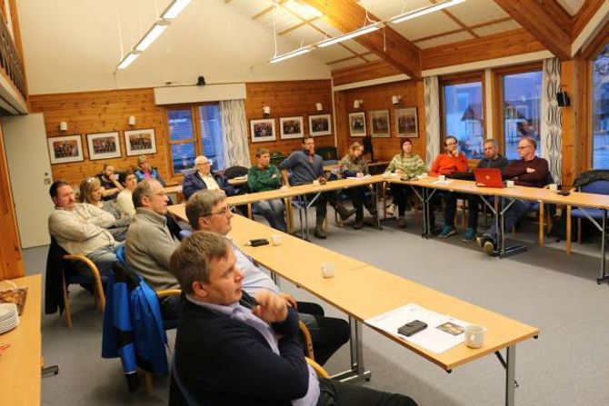 GODT OPPMØTE: Om lag femten tilhøyrarar var til stades under informasjonsmøtet om moglegheiter for dyrking av frukt og bær i Aurland.