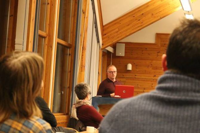 FRUKT: Jens Terje Hammervoll i Sognefrukt fortel dei spesielt har utfordringar med å produsera nok pærer.
