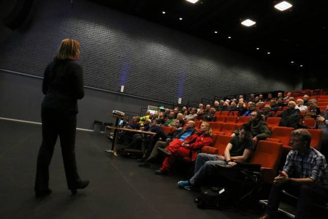 HALVFULLT: Rundt 60-70 nysgjerrige dukka opp på nabomøtet til Hydro Årdal, der informerte om status og planar for fabrikken i Årdal.