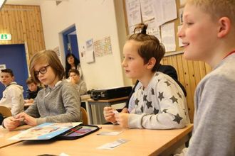 STAS: Aleks Nilsen (midten) tykte det var stas med ordføraren på besøk.