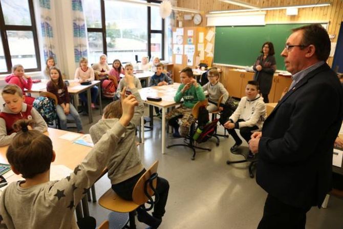STILTE SPØRSMÅL: Ordføraren fekk mange interessante spørsmål om korleis jobben hans var. Det var også nokre som stilte viktig næringsspørsmål.