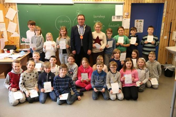 BESTÅTT: Då timen var over, fekk alle elevane utdelt diplom som synleg bevis på at dei har bestått programmet «Vårt lokalsamfunn».