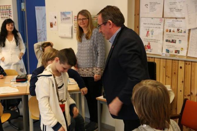 FEKK PRØVE: Ordføraren hadde også med seg ordførarkjedet sitt som elevane fekk prøve.