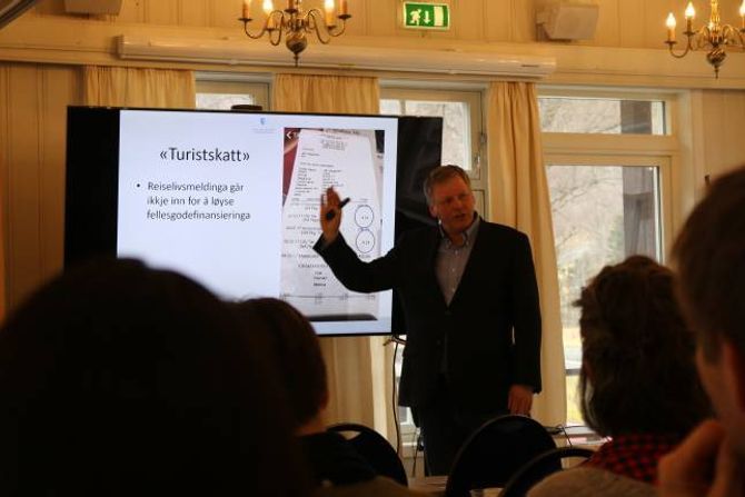 KJEND: – Dette er nytta i det meste av Europa i lang, lang tid – turistar kjenner den godt, sa fylkesdirektør Jan Heggheim under seminaret på Fretheim hotell torsdag. På biletet bak ser ein ei rekning med denne skatten i eit anna land.